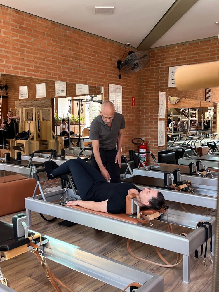 Patrícia durante exercício no reformer na formação Romana's Pilates